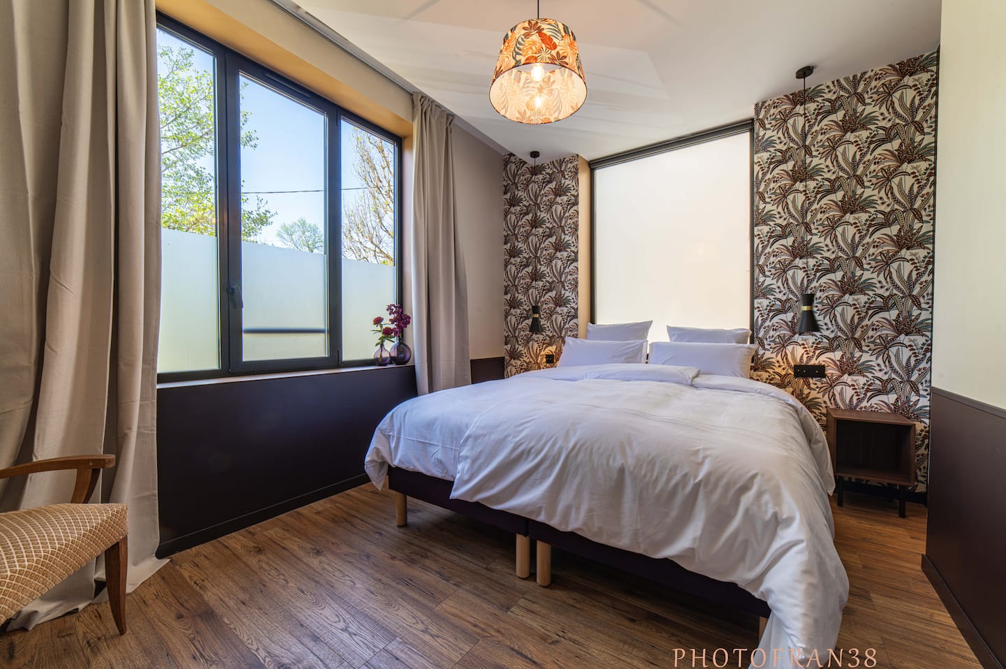Cachemire room at Le 10, double bed and garden view