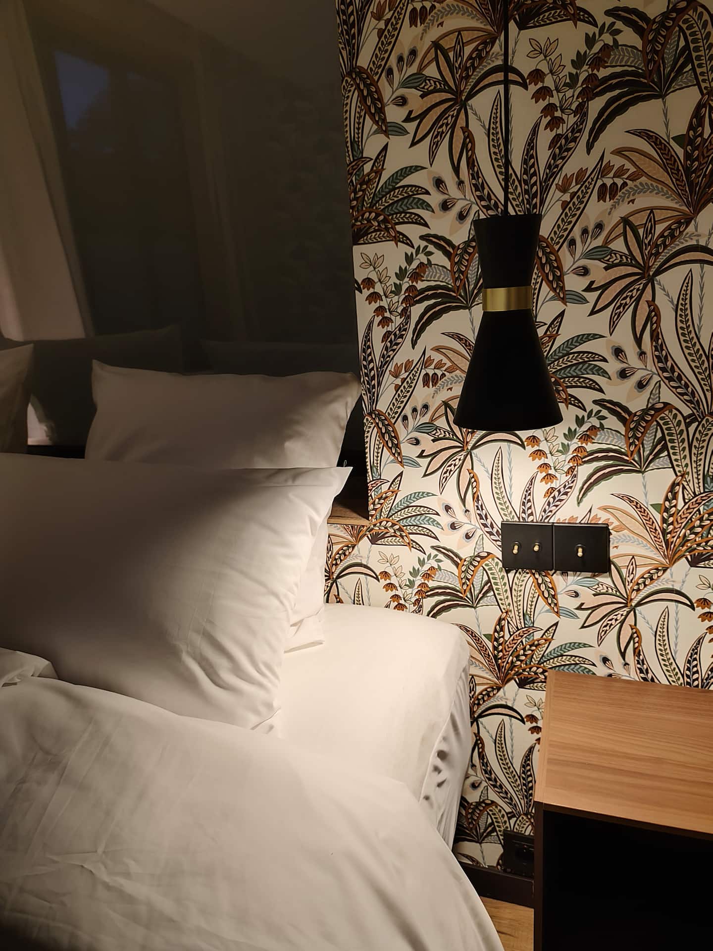 Cachemire room at Le 10, cashmere-pattern wallpaper