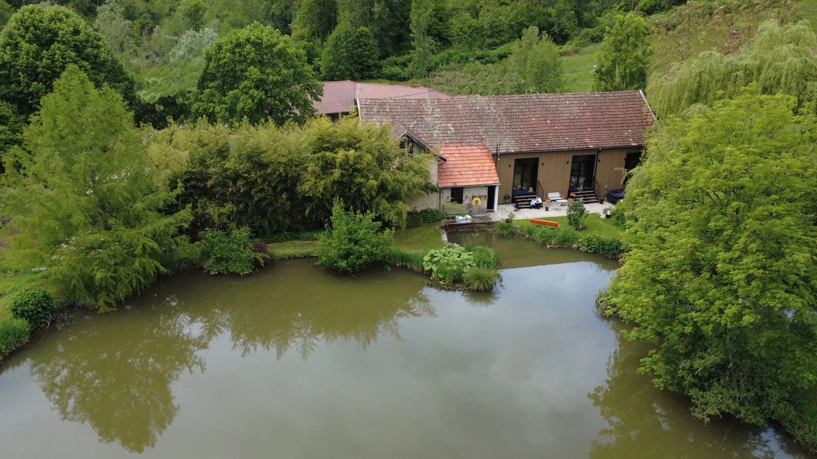 Étang privé du 10 vu depuis les jardins