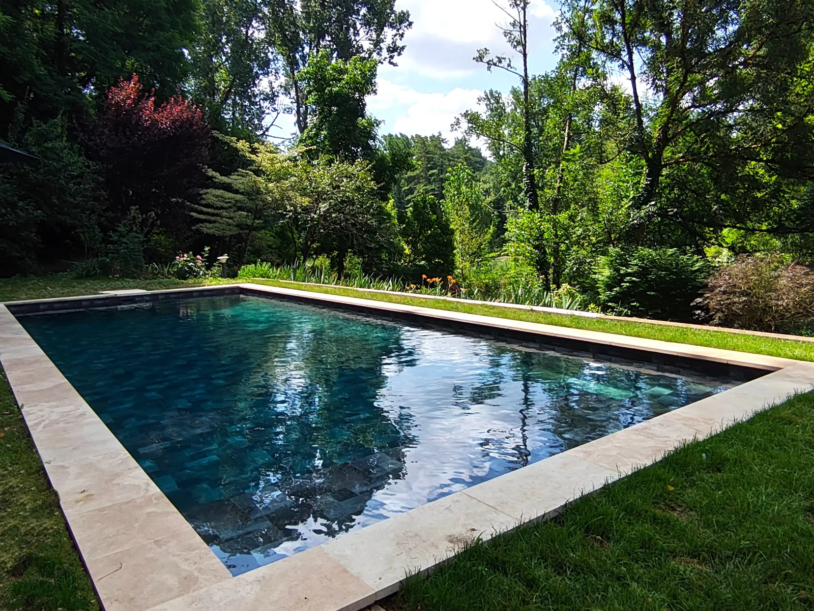 Piscine chauffée du 10 au cœur du jardin