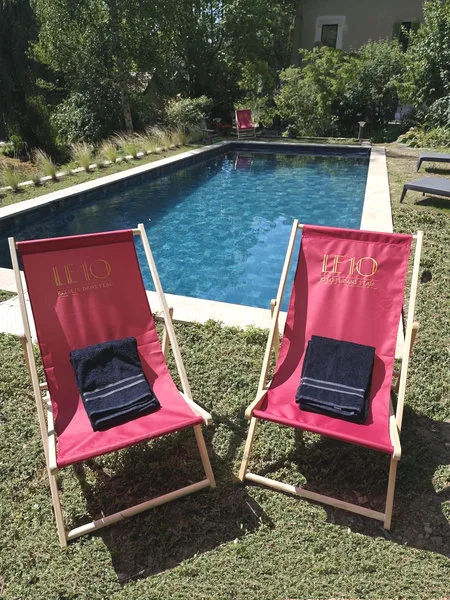Chaises longues au bord de la piscine du 10