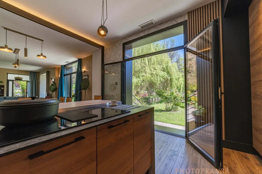 Cuisine du 10 avec plaques à induction et vue sur le jardin
